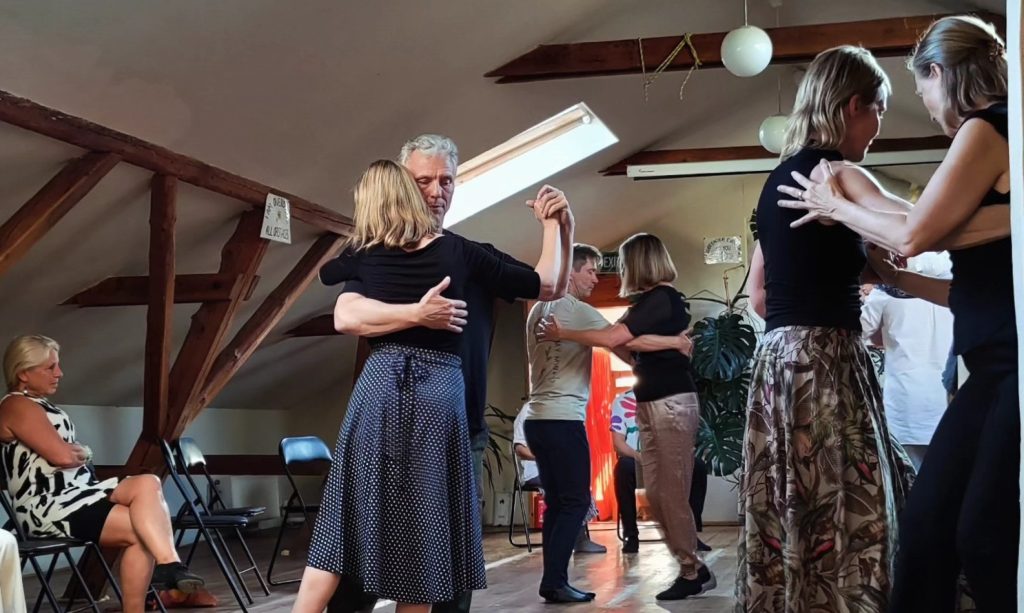Cropped Tango Dancing 1024x613